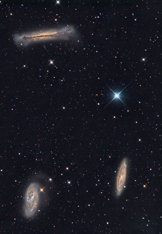 Il Tripletto del Leone: in basso a sinistra M66, a destra
M65, in alto NGC 3682. Per chi osserva dalla città la vista
non è così brillante. Sven Junge