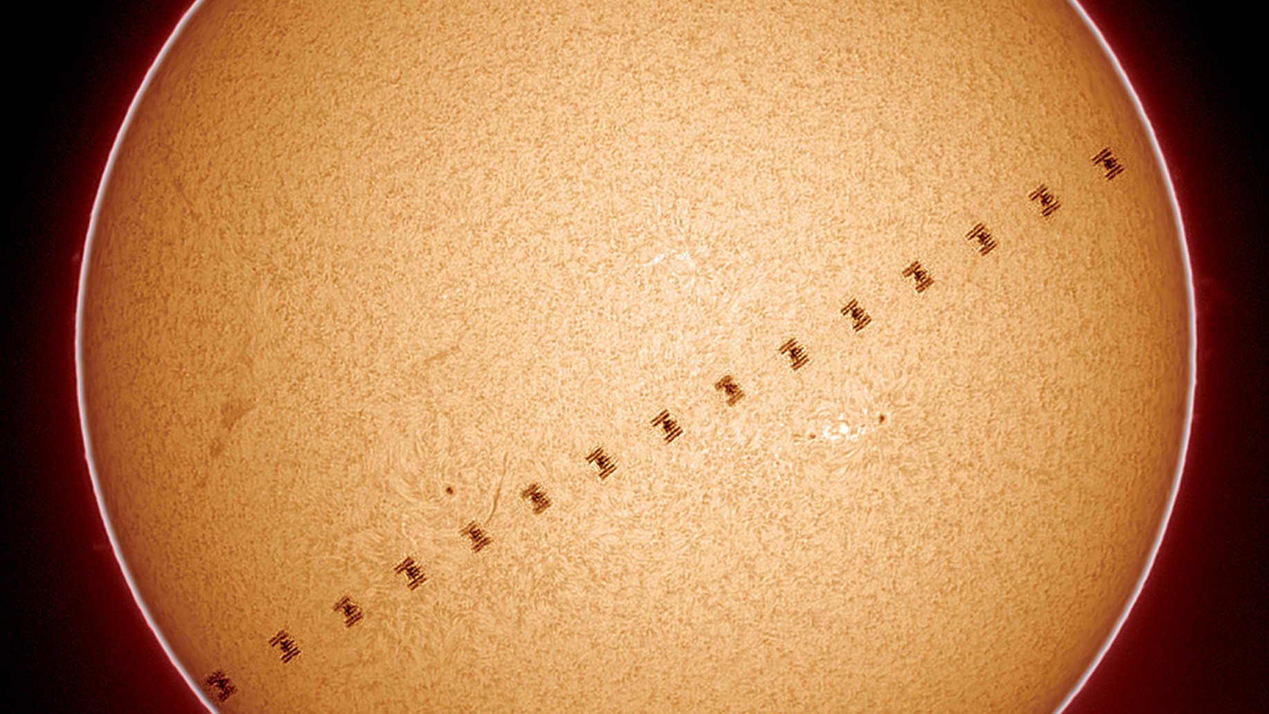 Il transito della ISS avvenuto il 17/06/2017 alle 18:57:03 documentato in luce Hα, quando il Sole si trovava a 64,7 gradi di altezza nel cielo australe. La distanza della ISS dal punto di osservazione era di 451,6 chilometri, quindi il transito è durato appena 0,6 secondi e la stazione orbitante è apparsa di dimensioni corrispondenti. È stato usato un telescopio Coronado Solarmax60, mentre il resto dell’attrezzatura è riportato nell’immagine 3. Lo scatto è il risultato della combinazione di 16 immagini. U. Dittler