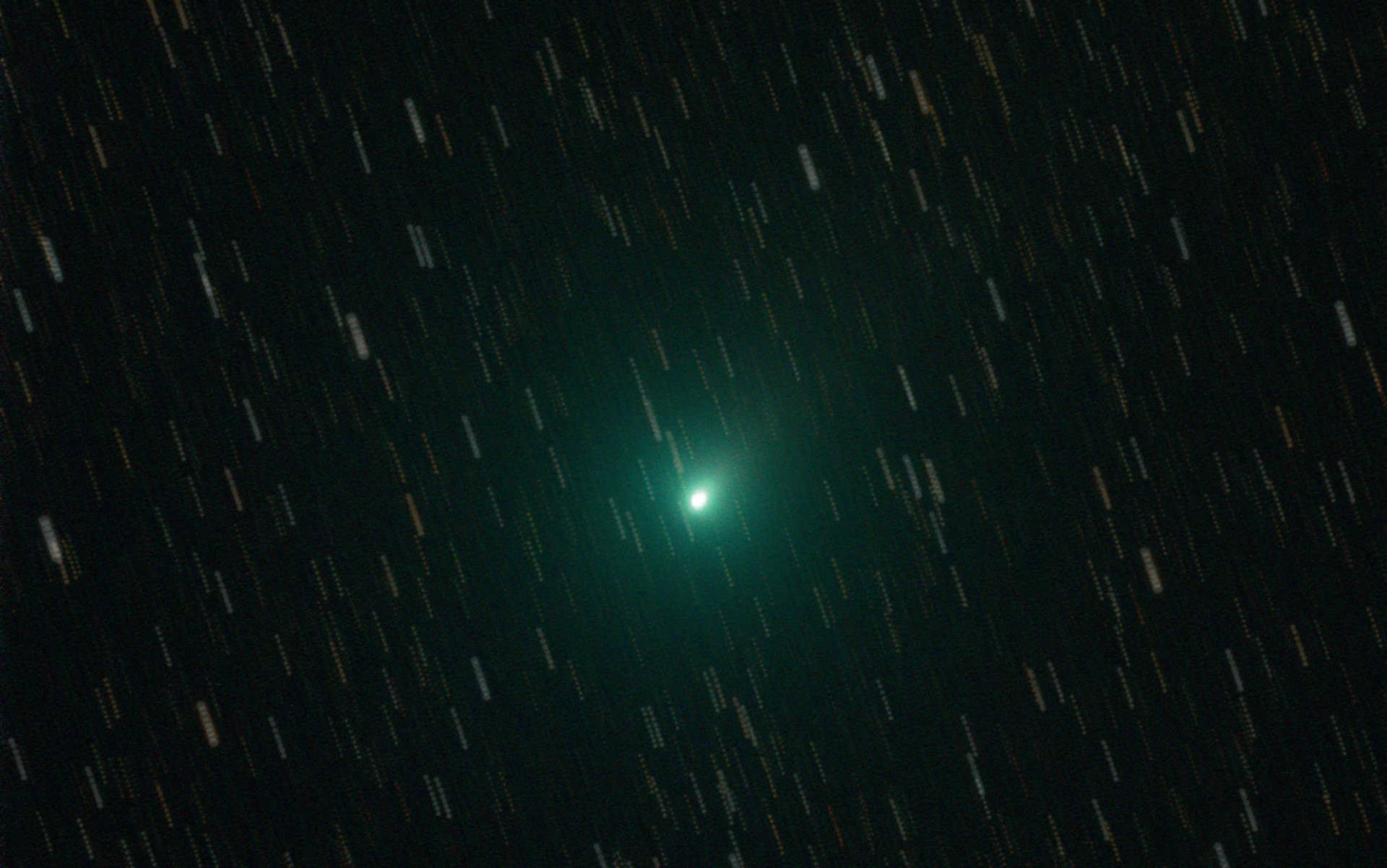 Immagine data da una somma di scatti della cometa 103P (Hartley). In fase di elaborazione si hanno due possibilità: centrare i singoli scatti sulla cometa, in modo che nell’immagine finale appaia lo startrail, mostrando così in modo efficace il percorso della cometa sulla volta celeste…