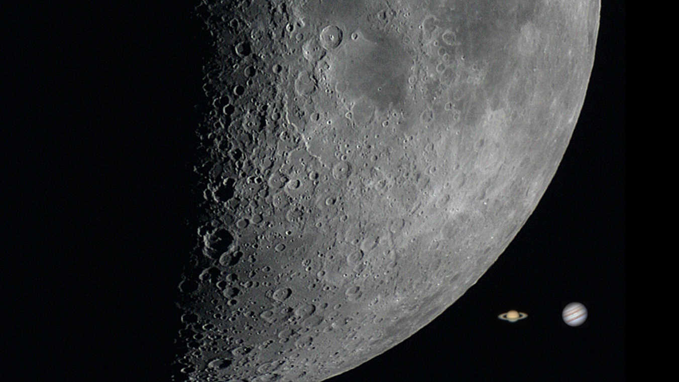 Le dimensioni della Luna e dei pianeti: qui è rappresentata la metà illuminata della Luna, che nel cielo raggiunge un diametro di circa 0,5°. Accanto Giove, il più grande pianeta del Sistema Solare, che in media ha una dimensione compresa tra 30" e 45", e  Saturno. U. Dittler