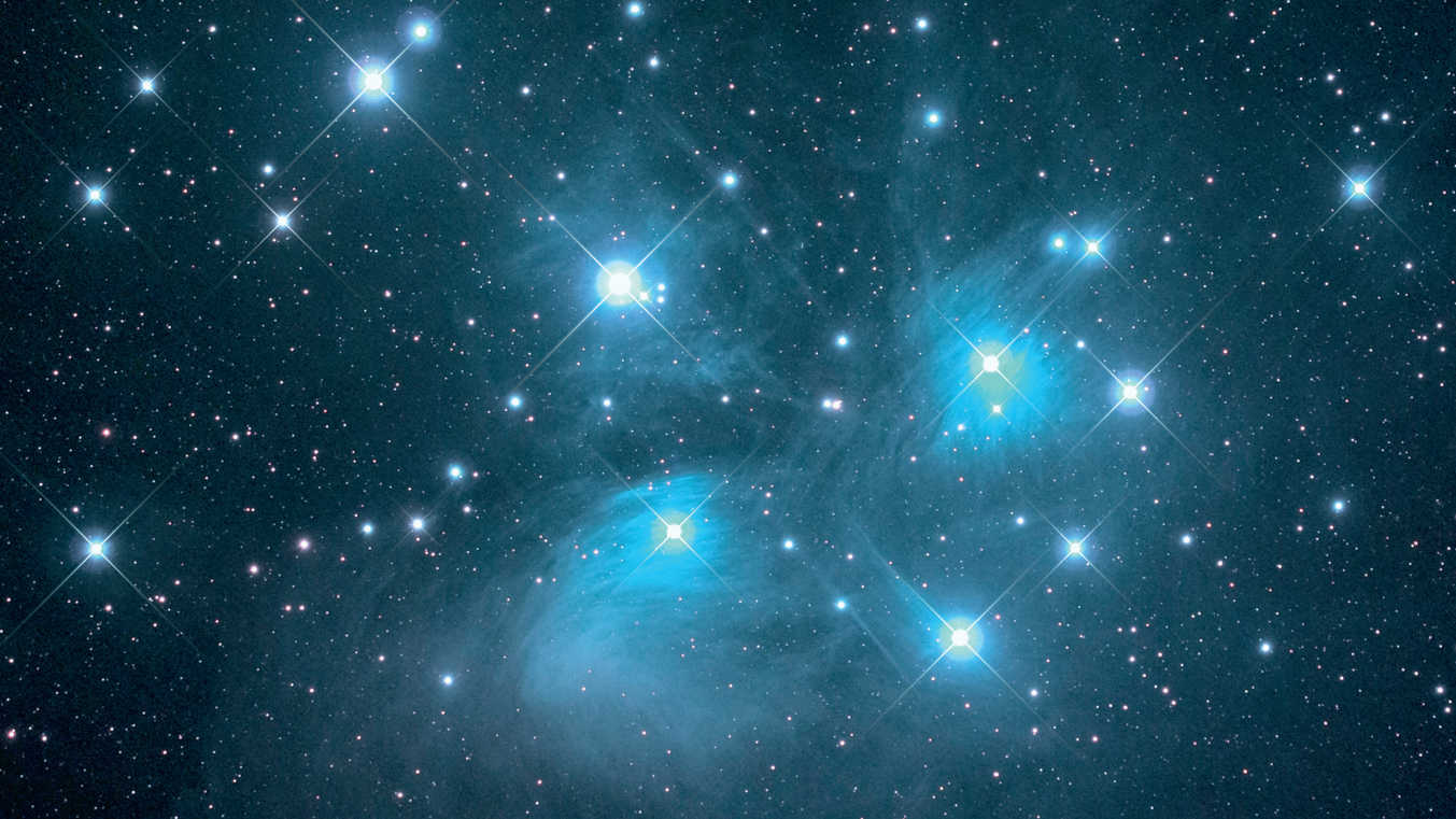 Ottenere immagini con stelle “puntiformi” fino agli angoli è l’obiettivo dell’astrofotografia. Per questa immagine delle Pleiadi (Messier 45) è stato usato un rifrattore da 530 mm di lunghezza focale (f/5) e una fotocamera DSLR a pieno formato. È composta da 12 scatti con tempo di esposizione di 300 secondi ciascuno (ISO 1600) e quindi ha richiesto una esposizione totale di 60 minuti.