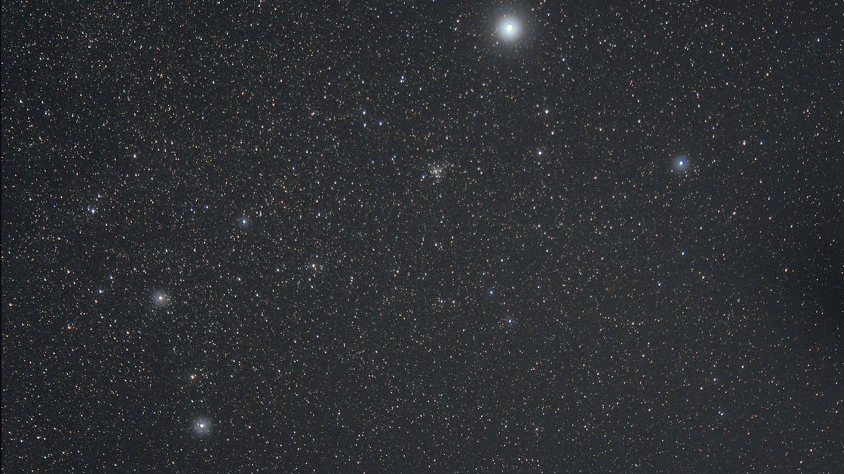 Nella costellazione del Cane Maggiore si trovano ammassi stellari aperti visibili al binocolo elencati in diversi cataloghi. Rolf Löhr / CCD Guide