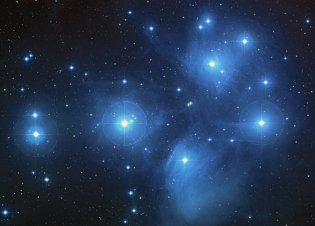 Le Pleiadi possono essere viste già con un binocolo piccolo, ma la nebulosa a riflessione è riconoscibile solo nelle foto.