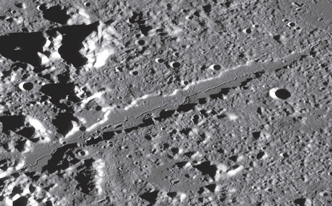 Immagine dettagliata della Vallis Alpes. La frattura nel fondovalle è larga solo 550 m ed è molto difficile da osservare. NASA/GSFC/Arizona State University