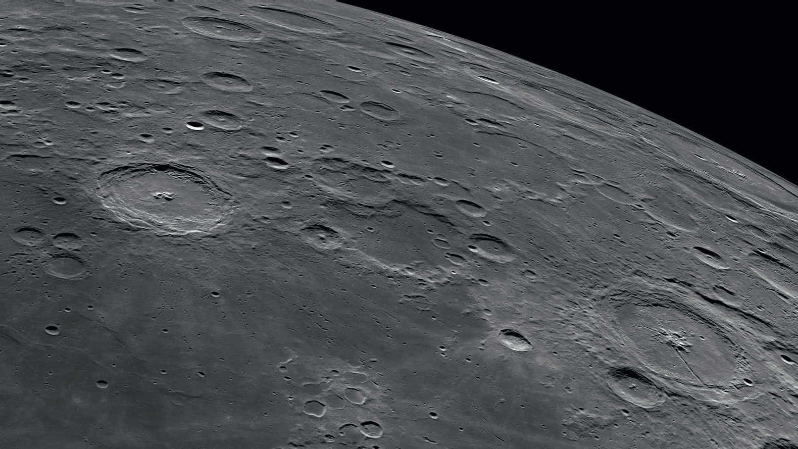 Langrenus e Petavius sono due tipici crateri con rilievo centrale. NASA/GSFC/Arizona State University
