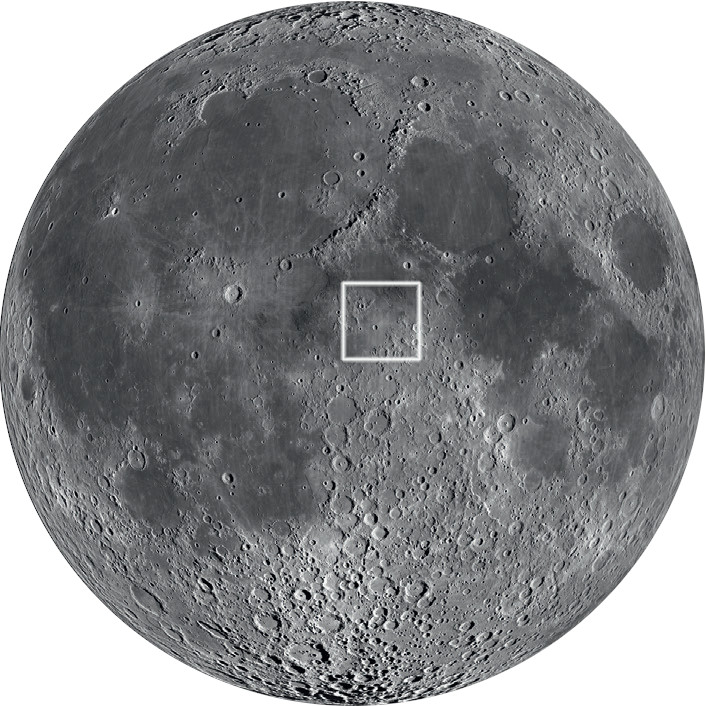 Entrambe le fenditure si trovano quasi esattamente al centro della superficie lunare. NASA