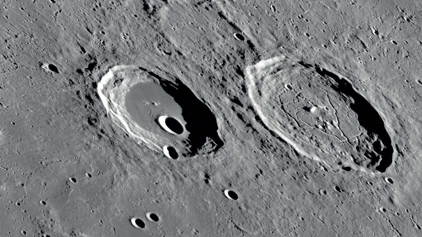 I due crateri Atlas e Hercules si mostrano esternamente molto differenti.
NASA/GSFC/Arizona State University