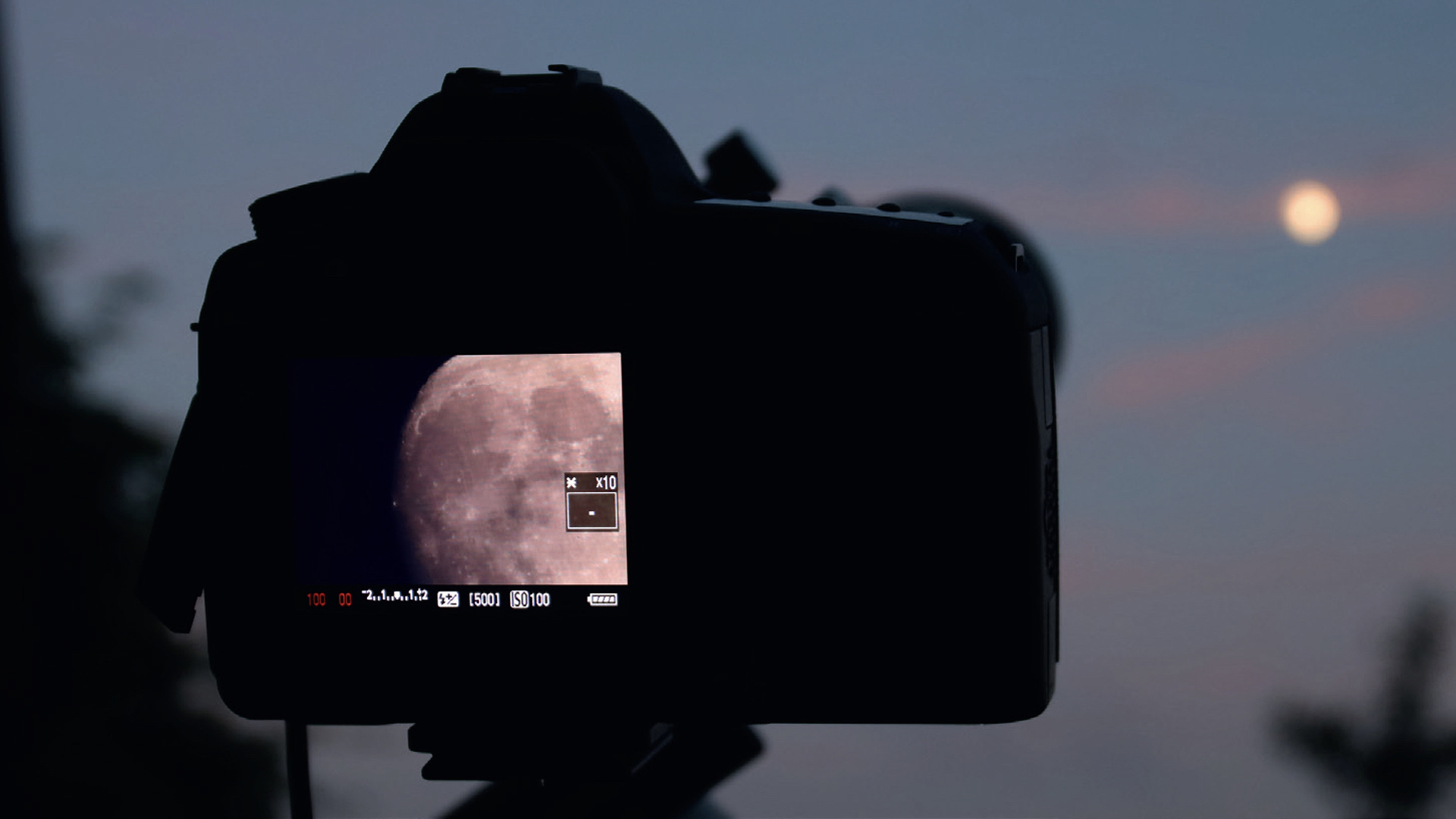 Fotografia lunare con la DSLR al telescopio. La messa a fuoco della Luna avviene tramite live view
sul display della fotocamera. M. Weigand